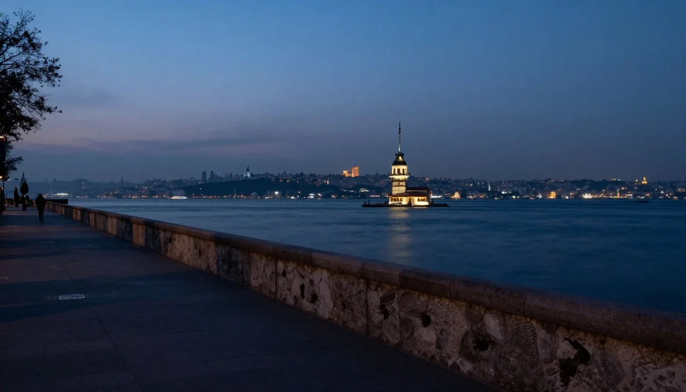 Gün batımında Boğaz'da ilerleyen vapur ve İstanbul silüeti
